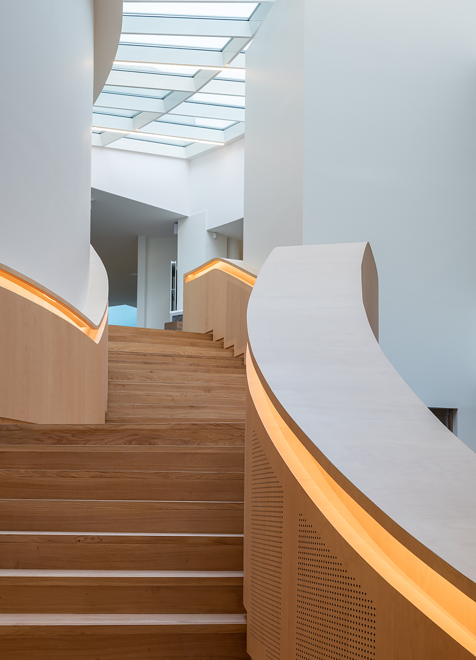 Escalier sculptural en bois et verrière