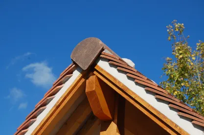 Détail de toiture traditionnelle en tuiles et bois