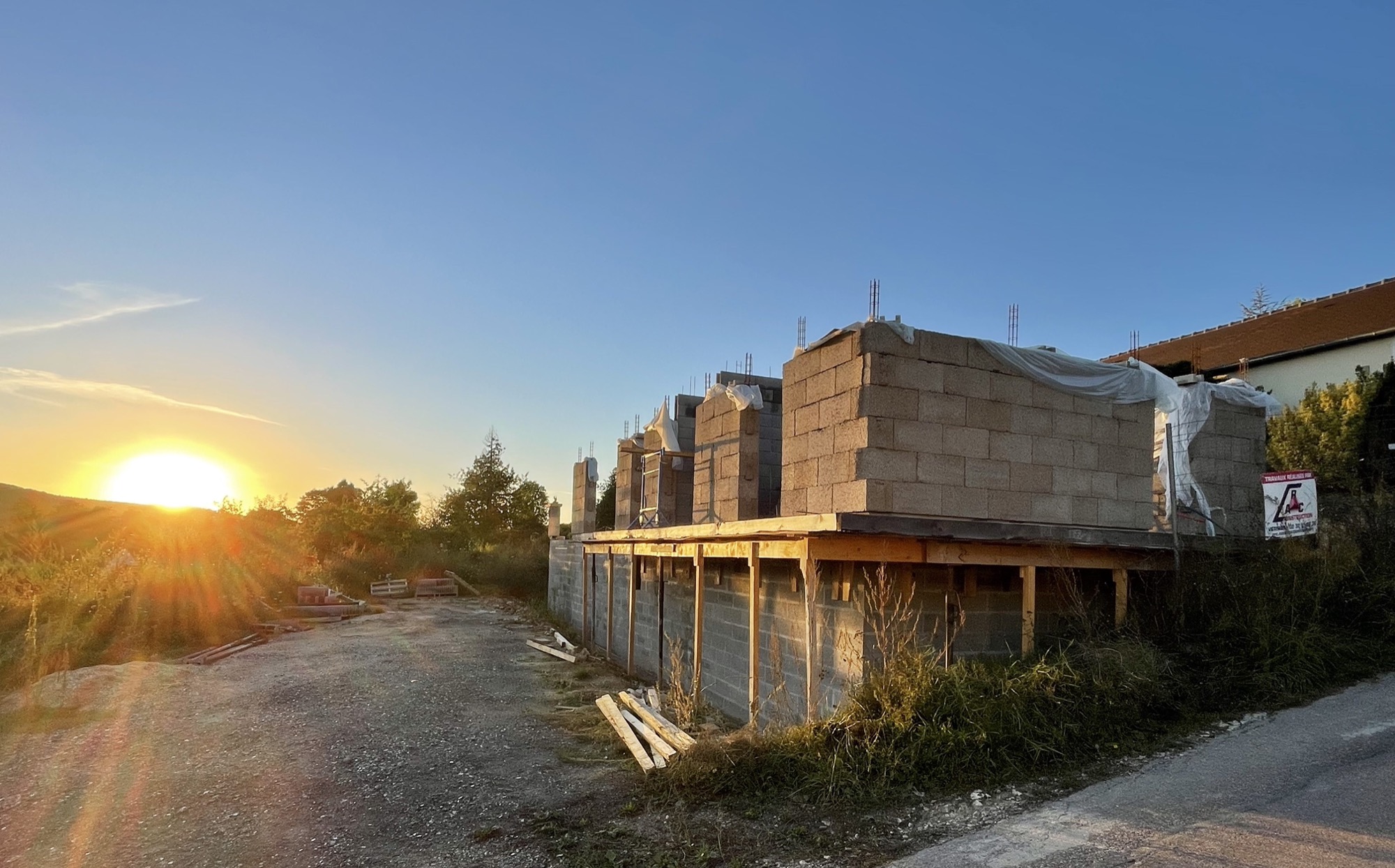 Chantier de maisons en construction au coucher du soleil — VAL Architecture