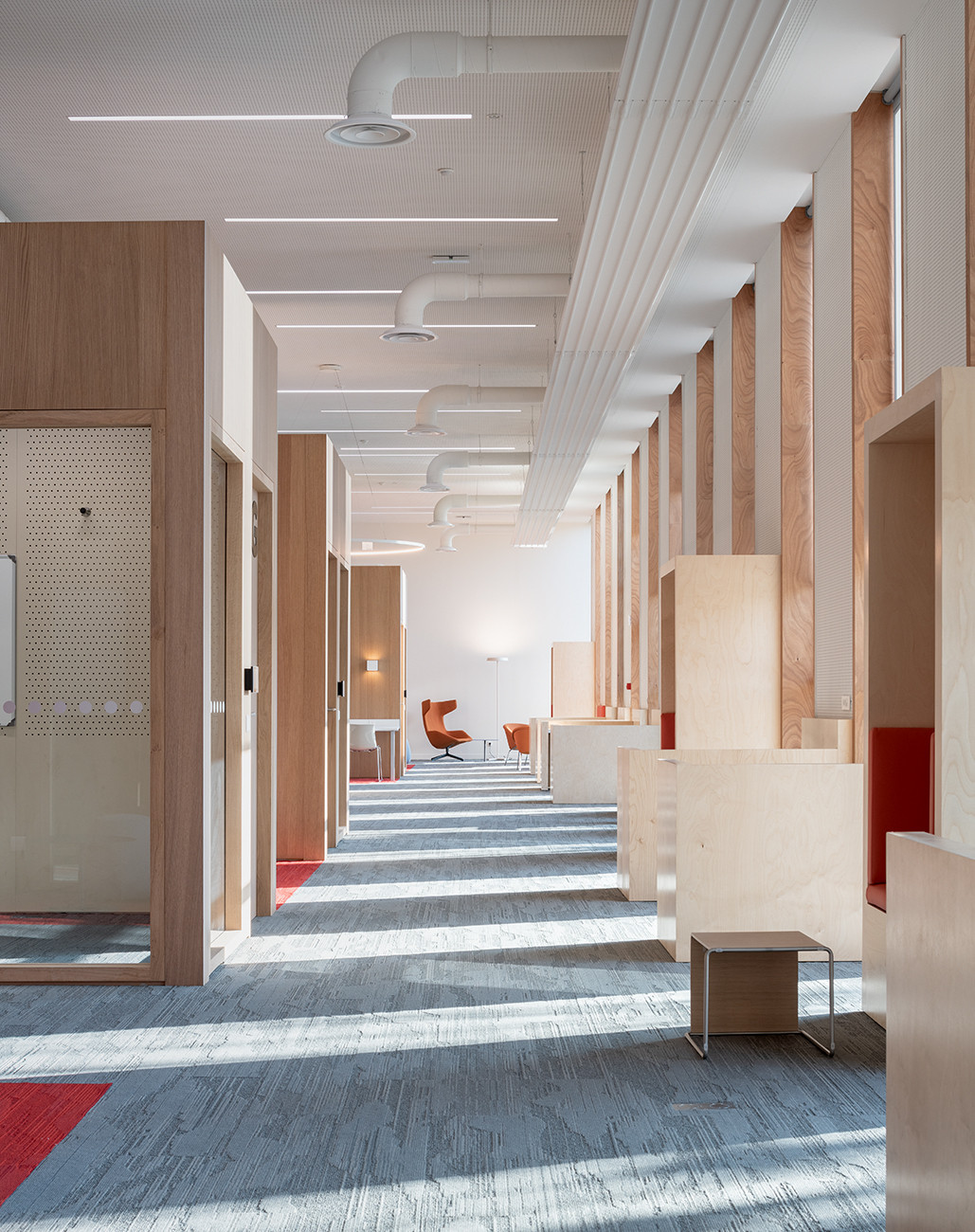 Intérieur contemporain en bois et lumière naturelle