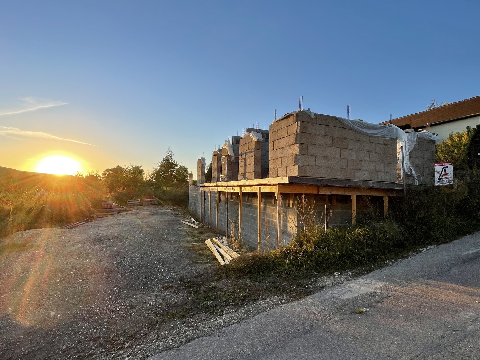 Chantier d’une maison au coucher du soleil